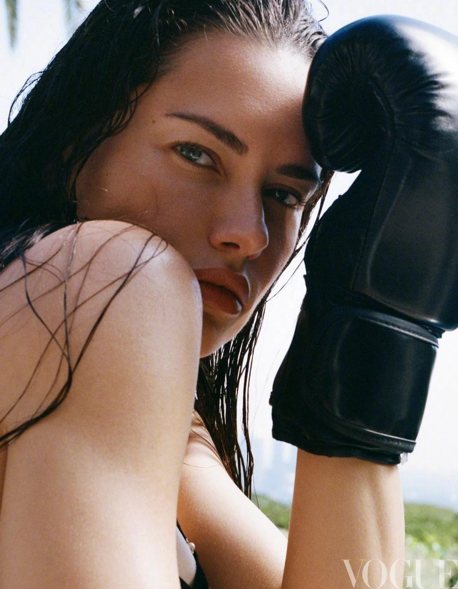 Адріана Ліма сексуально попозувала для азійського глянцю