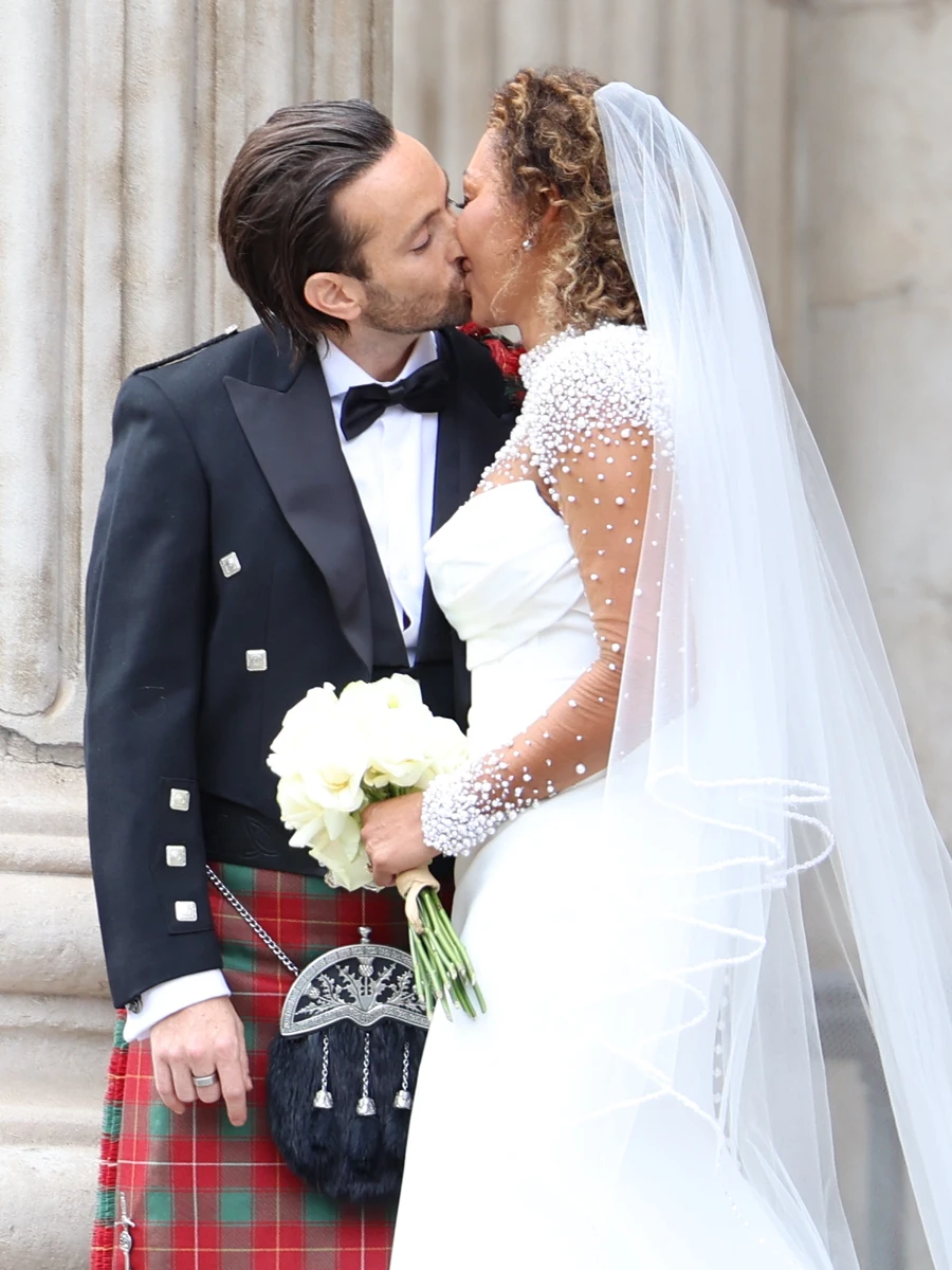 Мелані Браун цілує третього чоловіка