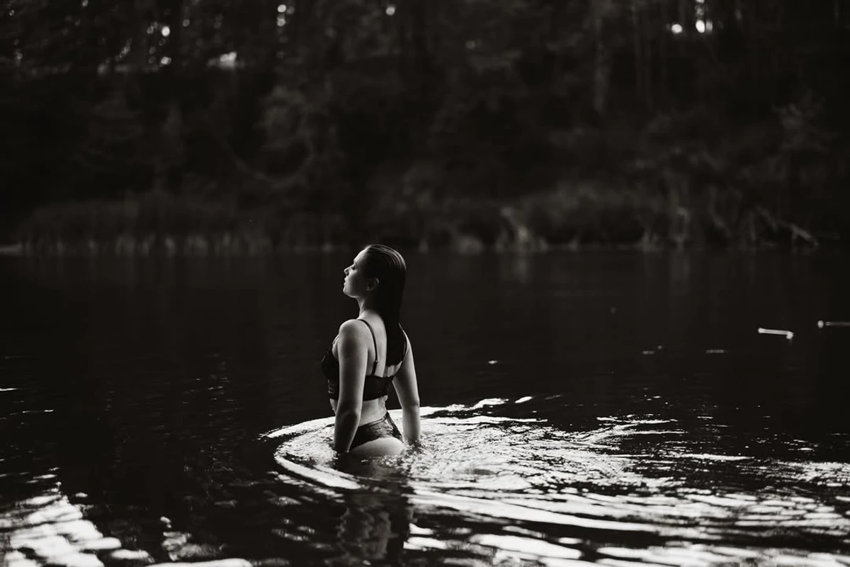 Хижняк на чорно-білих фото