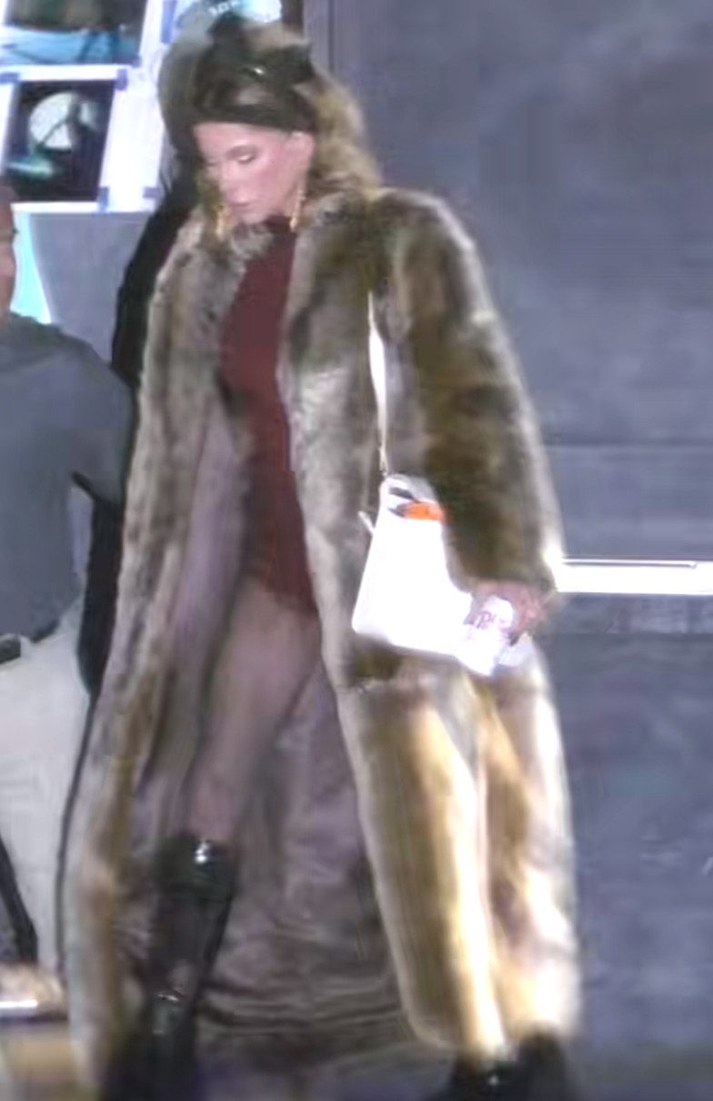 Кейт Бекінсейл у шубі та боді посвітила стрункими ногами