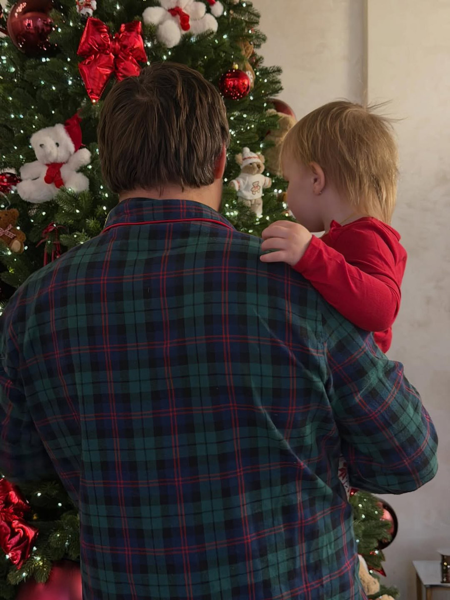 Олександр Усик попозував з доцею на руках біля ялинки