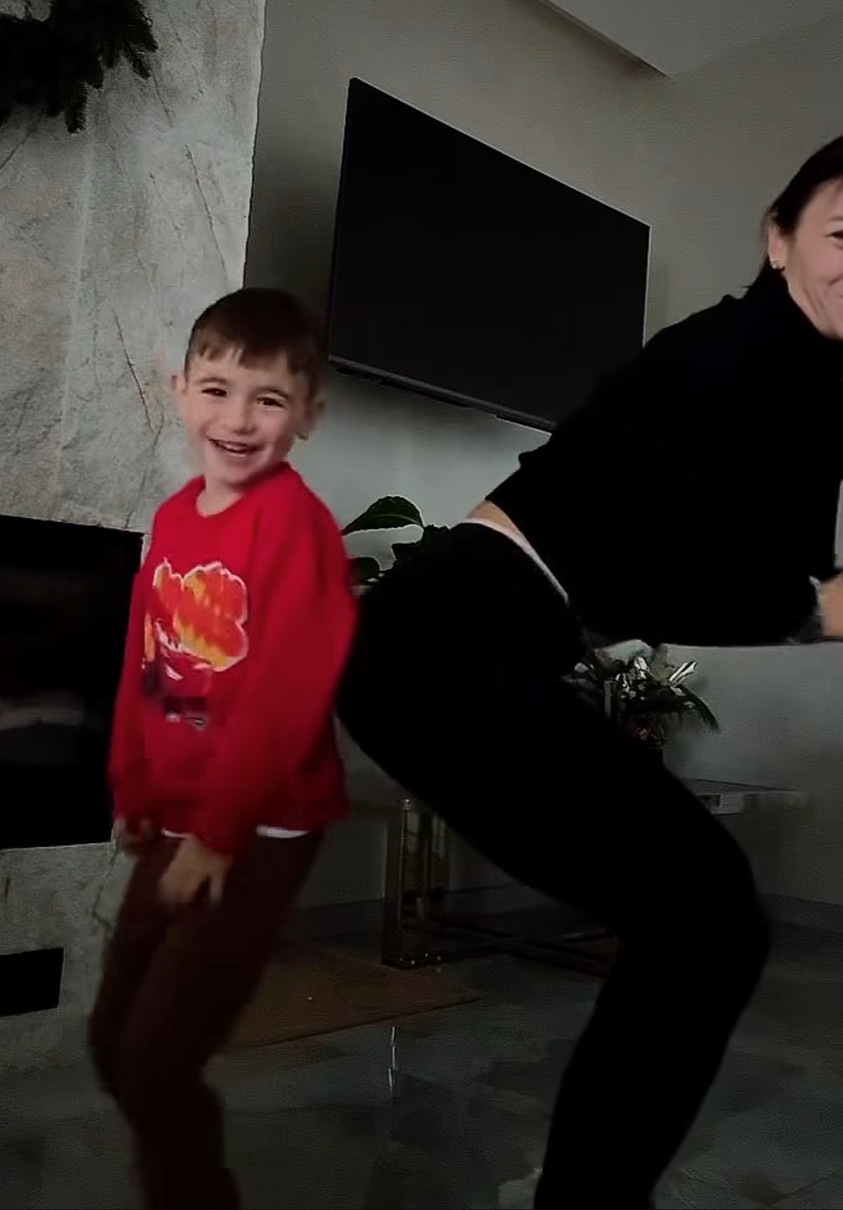 Ілона Гвоздьова потанцювала з сином кумедний танок