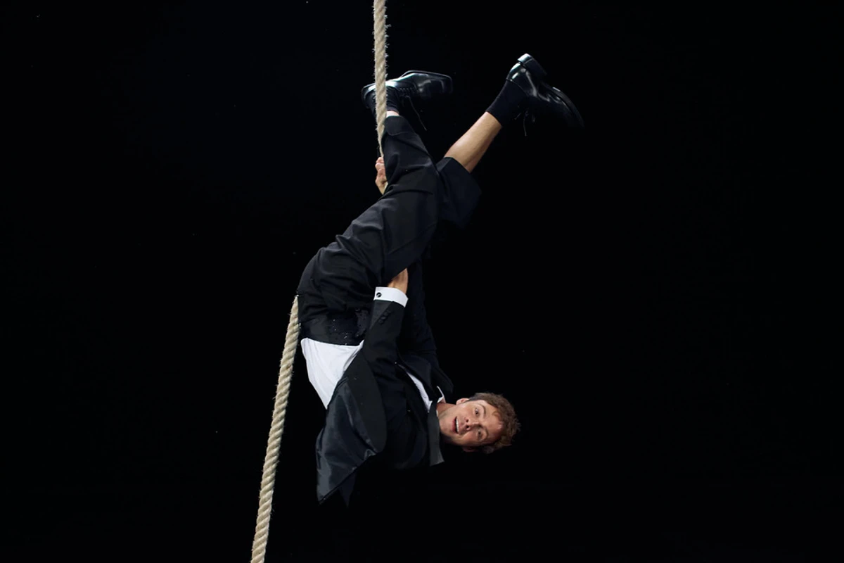 Макс Барських позвисав з каната в новому кліпі про стосунки