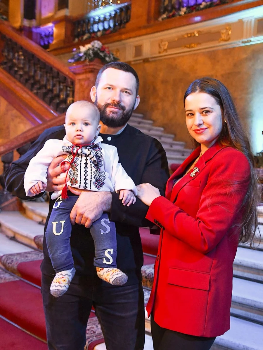 Співачка Slavia з чоловіком та сином