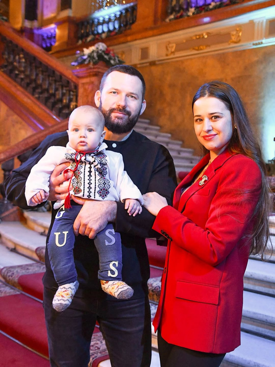 Співачка Slavia з чоловіком та сином