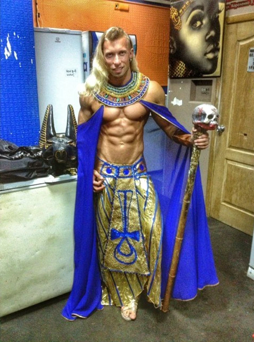 Олексій Суровцев стриптизер