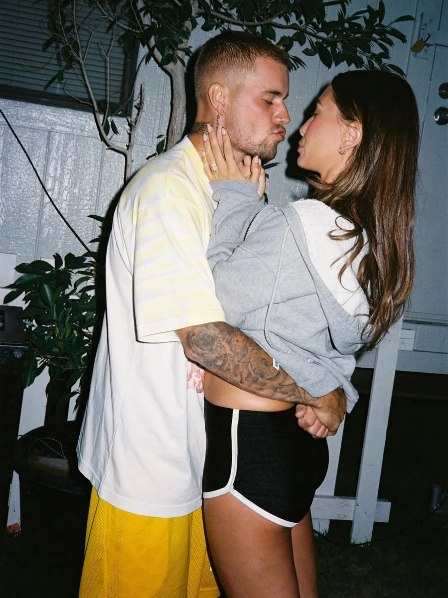 Джастін Бібер з дружиною Хейлі на фото