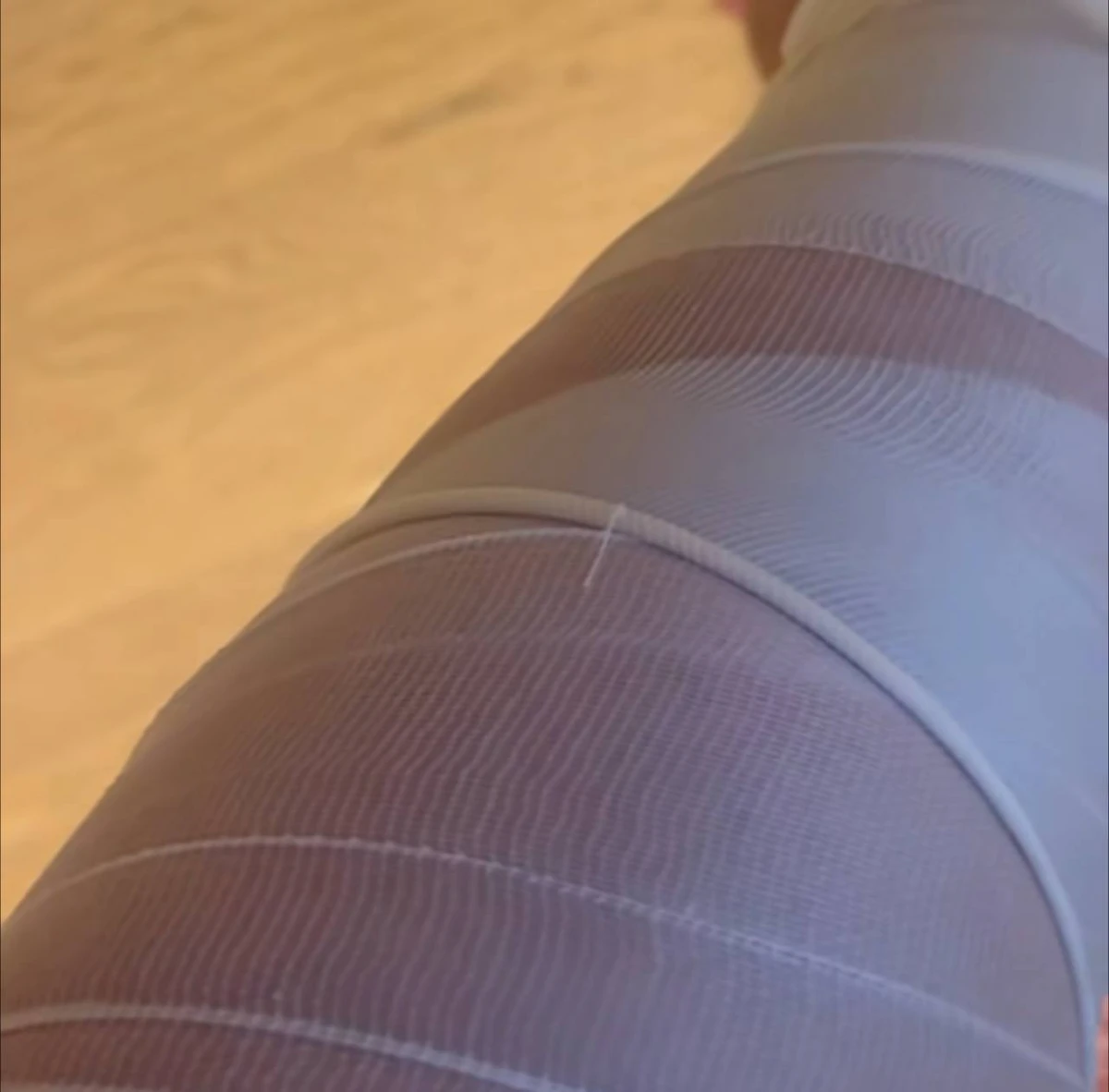 Жінка робить обгортання, щоби якомога швидше прийти у форму