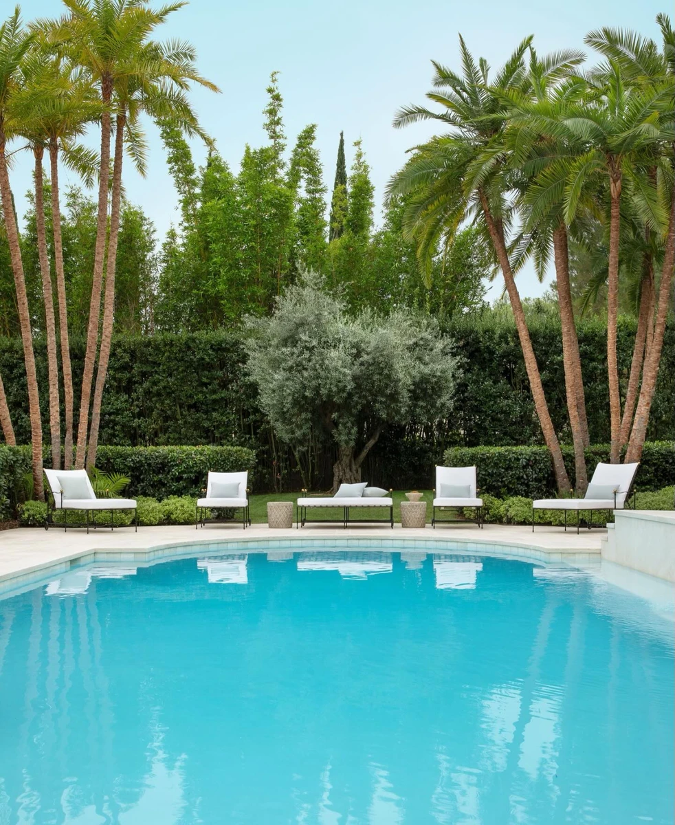 Нічогенький басейн, коло якого з каліфорнійською погодою можна відпочивати цілий рік