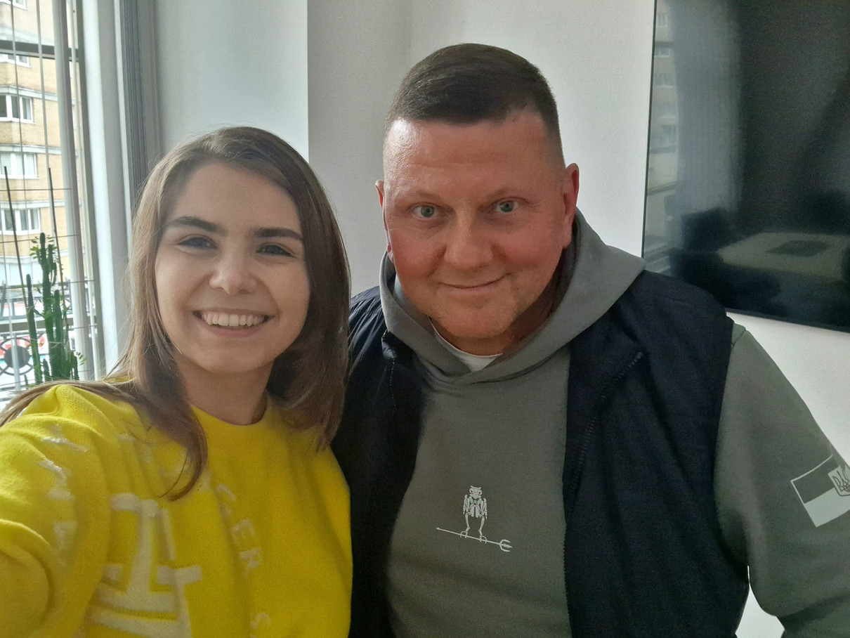 Хоч і не у військовій формі, але з українською символікою