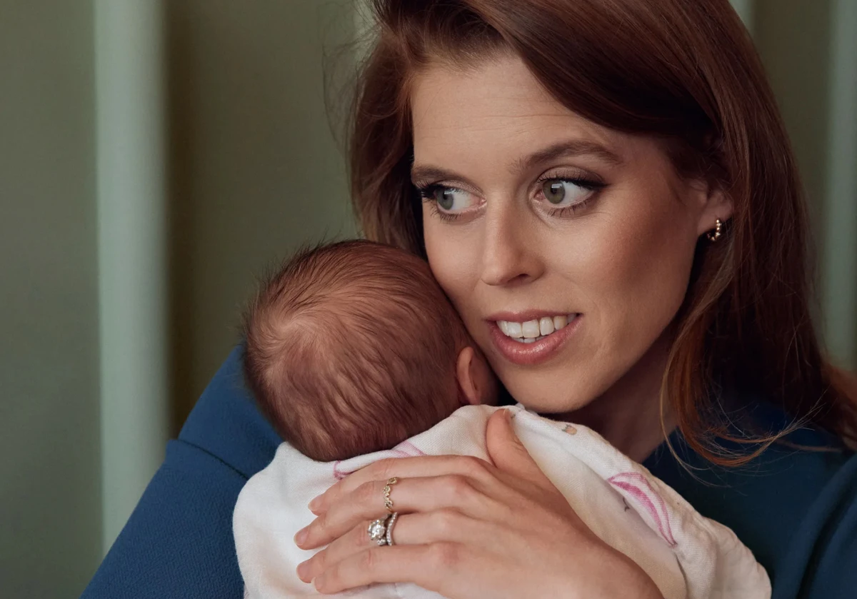 Принцеса Беатріс зі своєю другою донечкою
