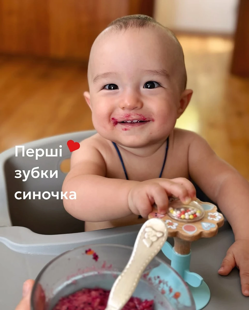 Син Іванни Онуфрійчук їсть