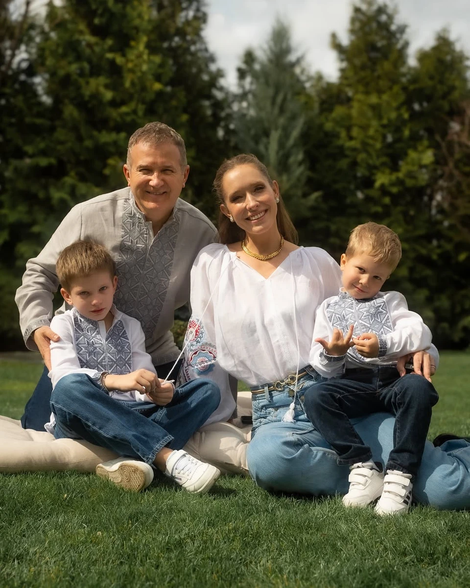 Осадча і Горбунов з синами привітали з Днем вишиванки