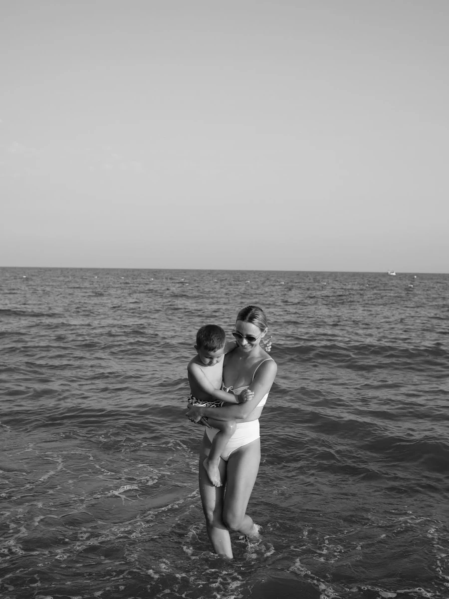 Катерина Репяхова у бікіні попозувала з сином в морі