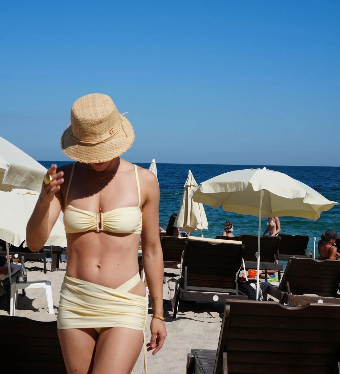 Маремуха в бікіні на одеському пляжі