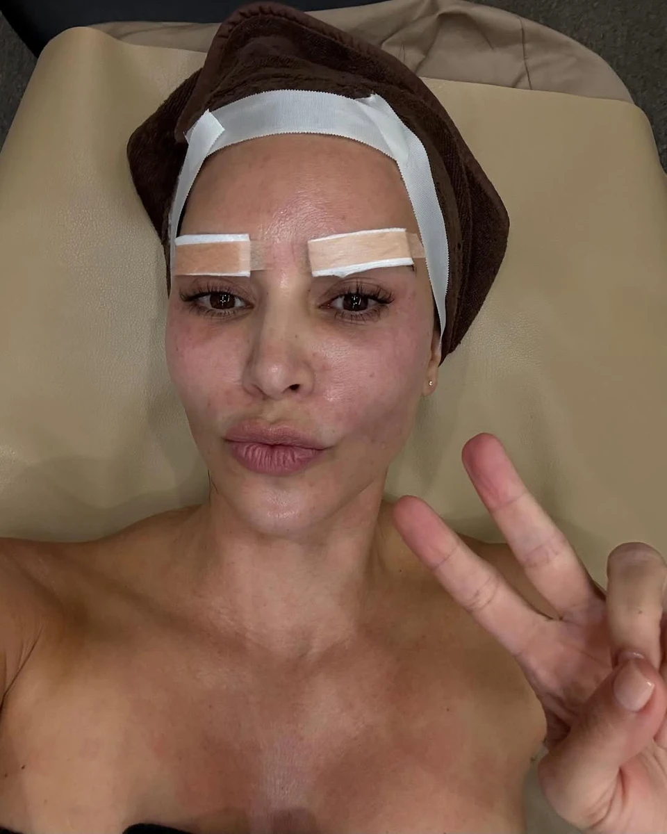 Кім Кардашян показалася на косметологічних процедурах в Кореї