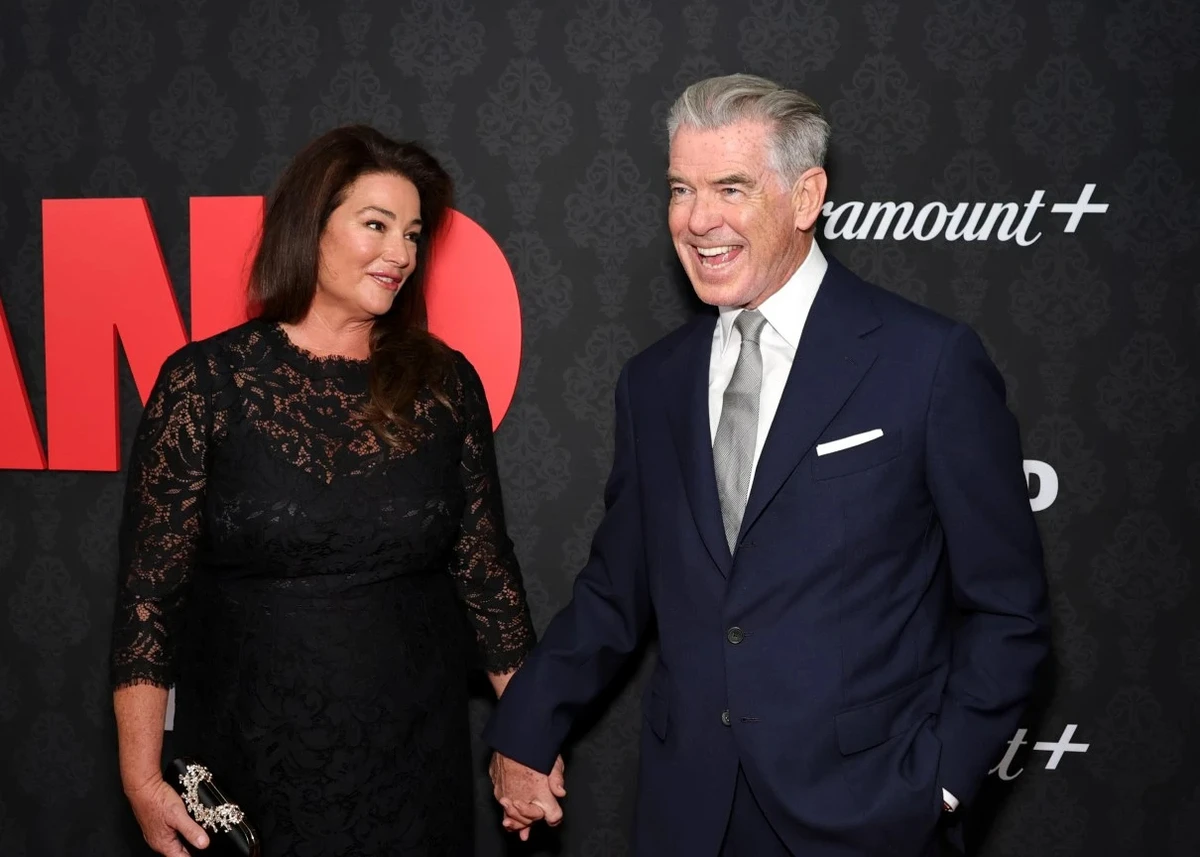 Пірс Броснан з дружиною на хіднику