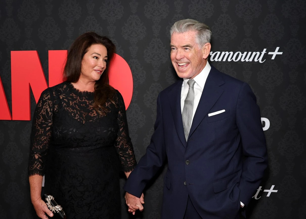 Пірс Броснан з дружиною на хіднику