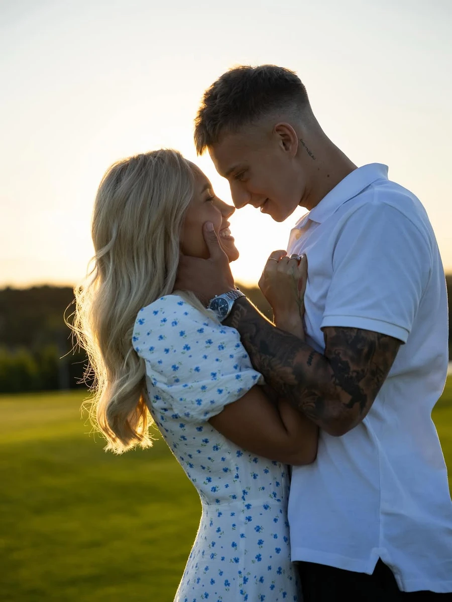 Даша Квіткова і Володимир Бражко в обіймах пораділи своїм заручинам