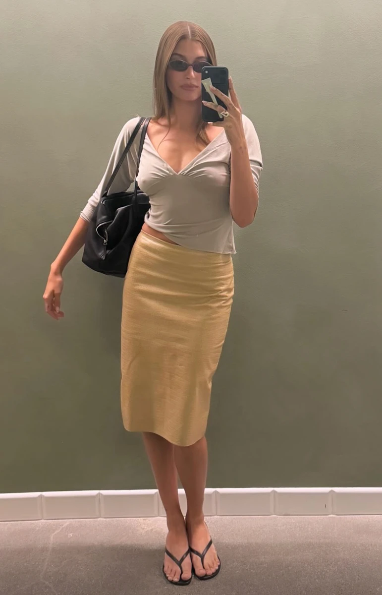 Хейлі Бібер у топі без ліфа та спідниці покрасувалася перед дзеркалом