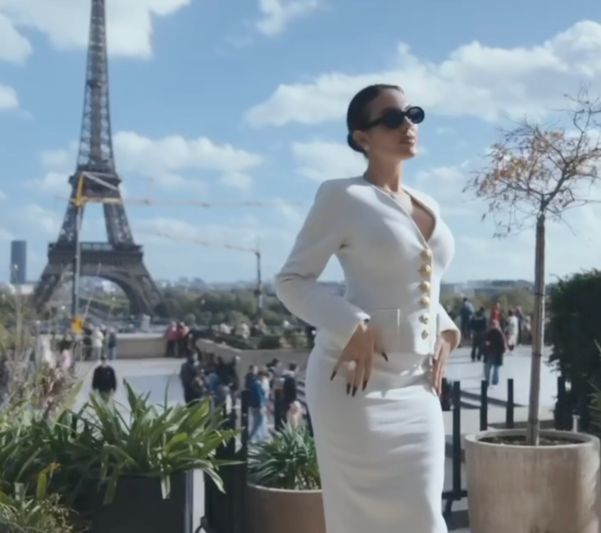 Наречена Роналду у білому костюмі похвалилася спокусливими вигинами