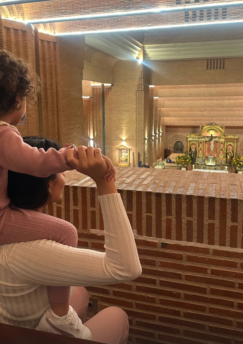 Наречена Роналду з донькою на плечах показалася в церкві