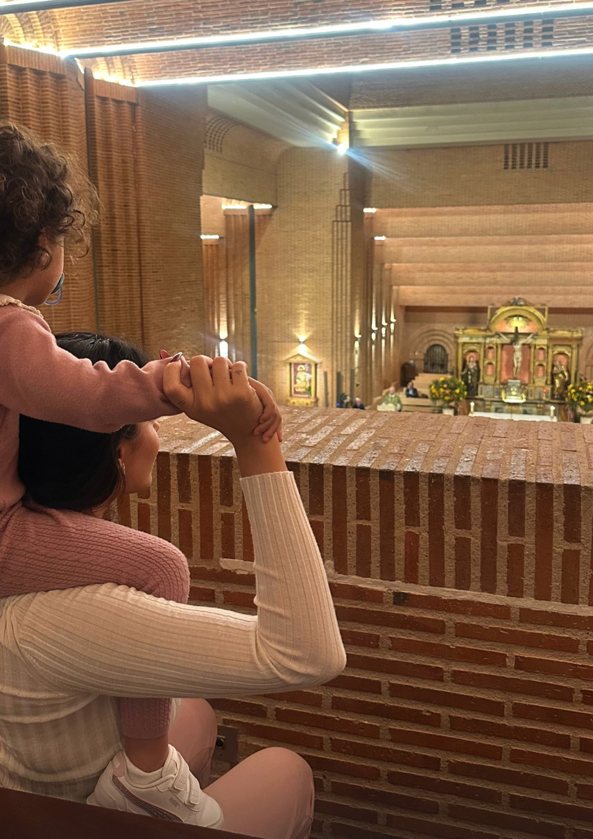 Наречена Роналду з донькою на плечах показалася в церкві