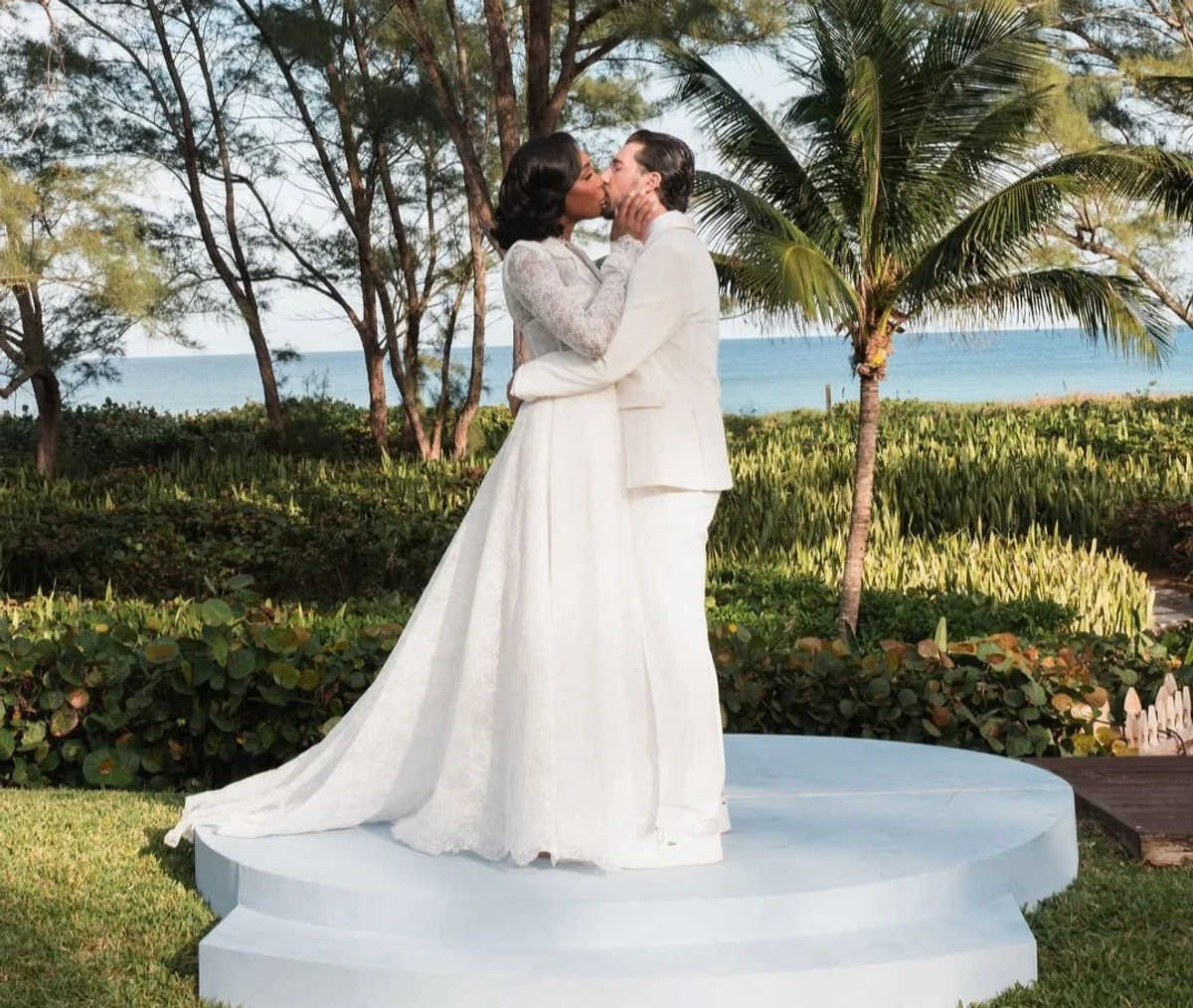 Сестра Серени Вільямс показала романтичні цілунки з коханим на сонячному весіллі