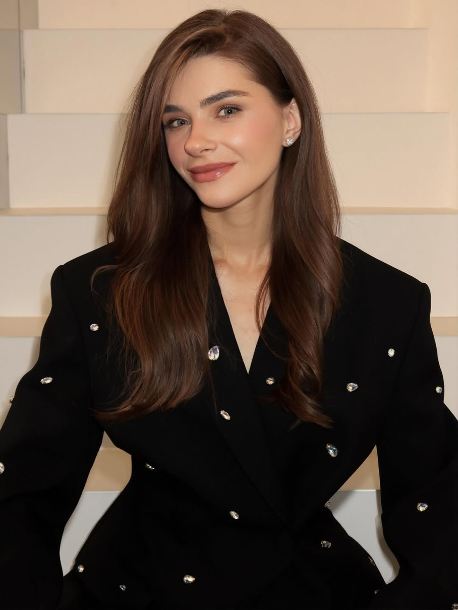 Дружина Остапчука посвітила тоненькою талією в костюмі з камінцями