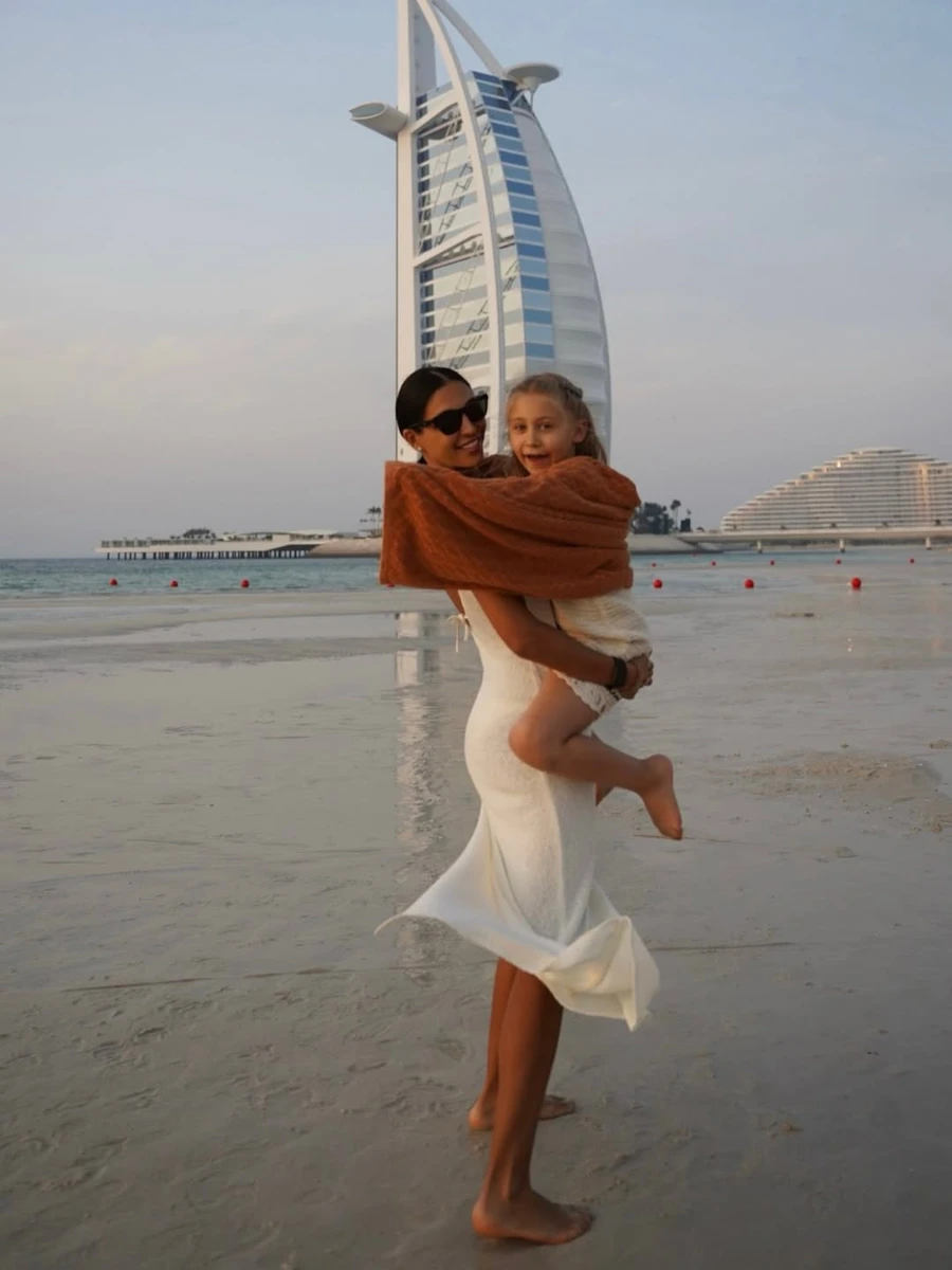 Дімопулос з дочкою на дубайському пляжі