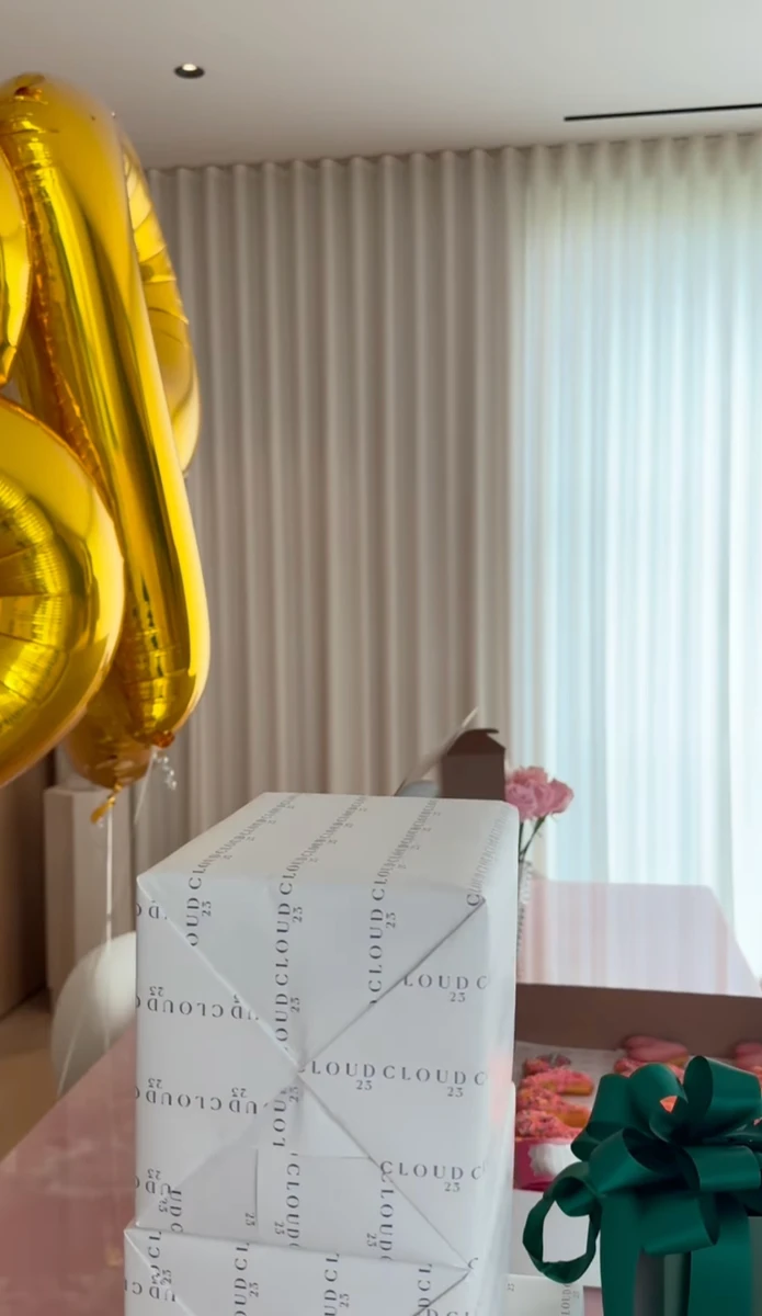 Син Бекхемів негативно відреагував на те, що батьки його привітали з 27-річчям