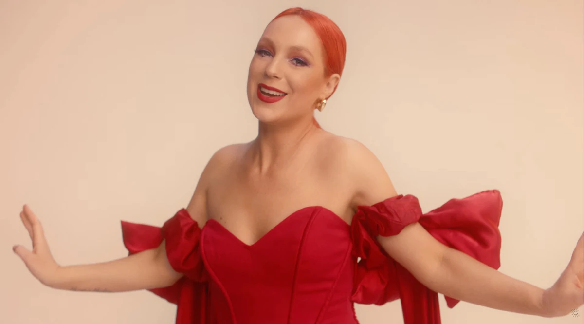 Світлана Тарабарова зазнімкувалася в червоному луці