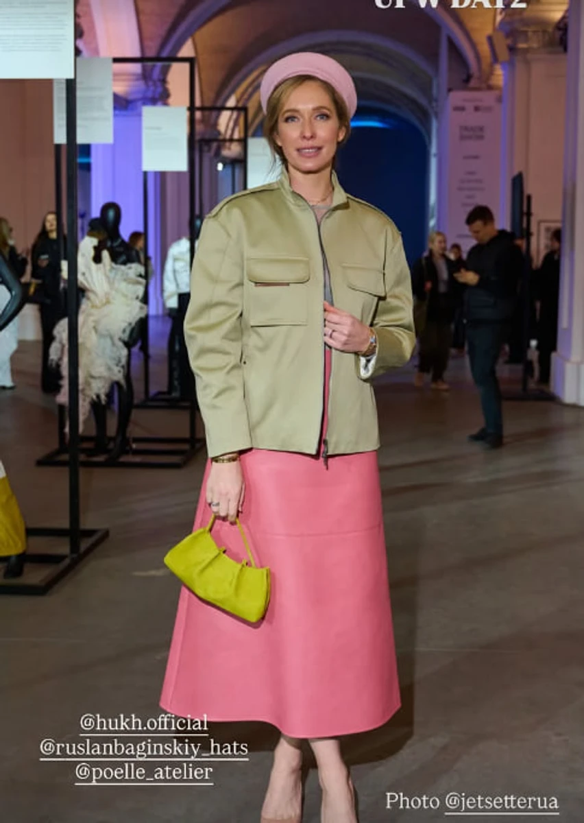 Катерина Осадча позує для фото на українському тижні моди