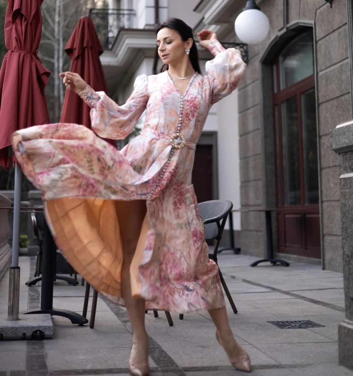 Ілона Гвоздьова у рожевій сукні наробила романтичних фото