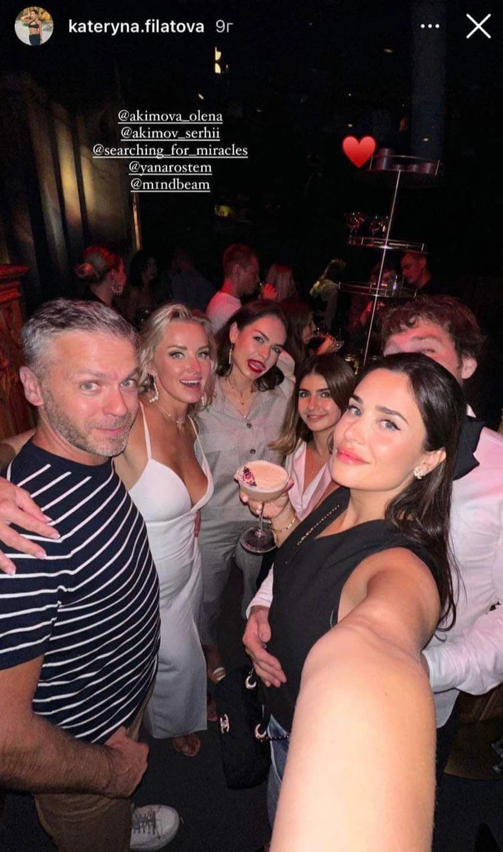 На фото біля Філатової - підприємець Віталій. Цікаво, це дружні обійми чи нова романтична сторінка в житті дівчини?