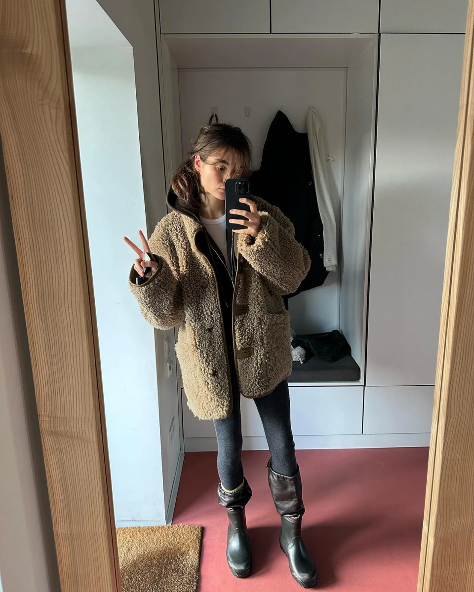 Даша в їхньому будинку під Києвом