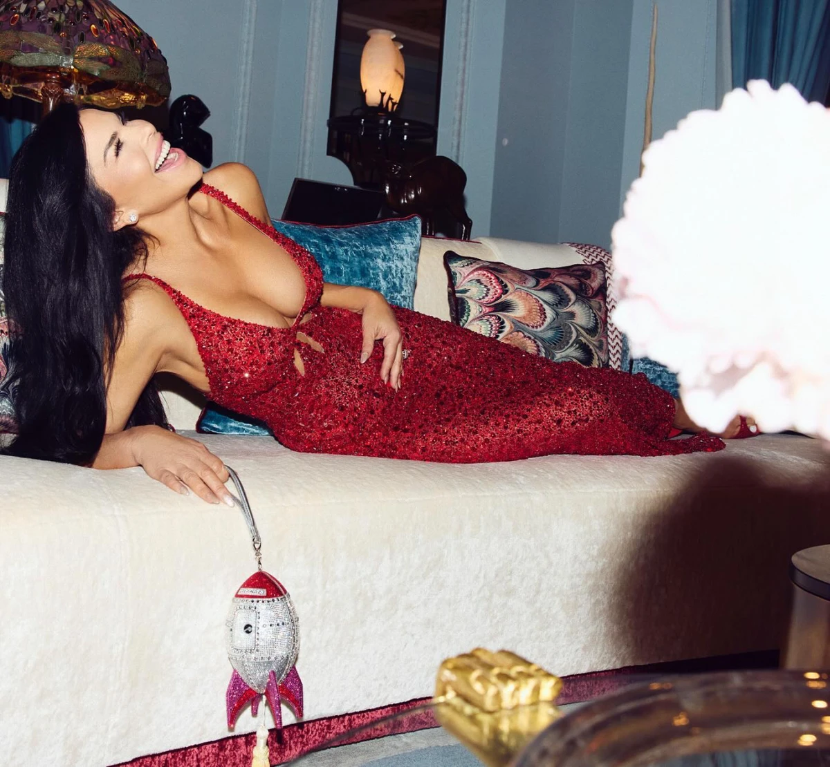 Лорен показала декольте із пікантного ракурсу