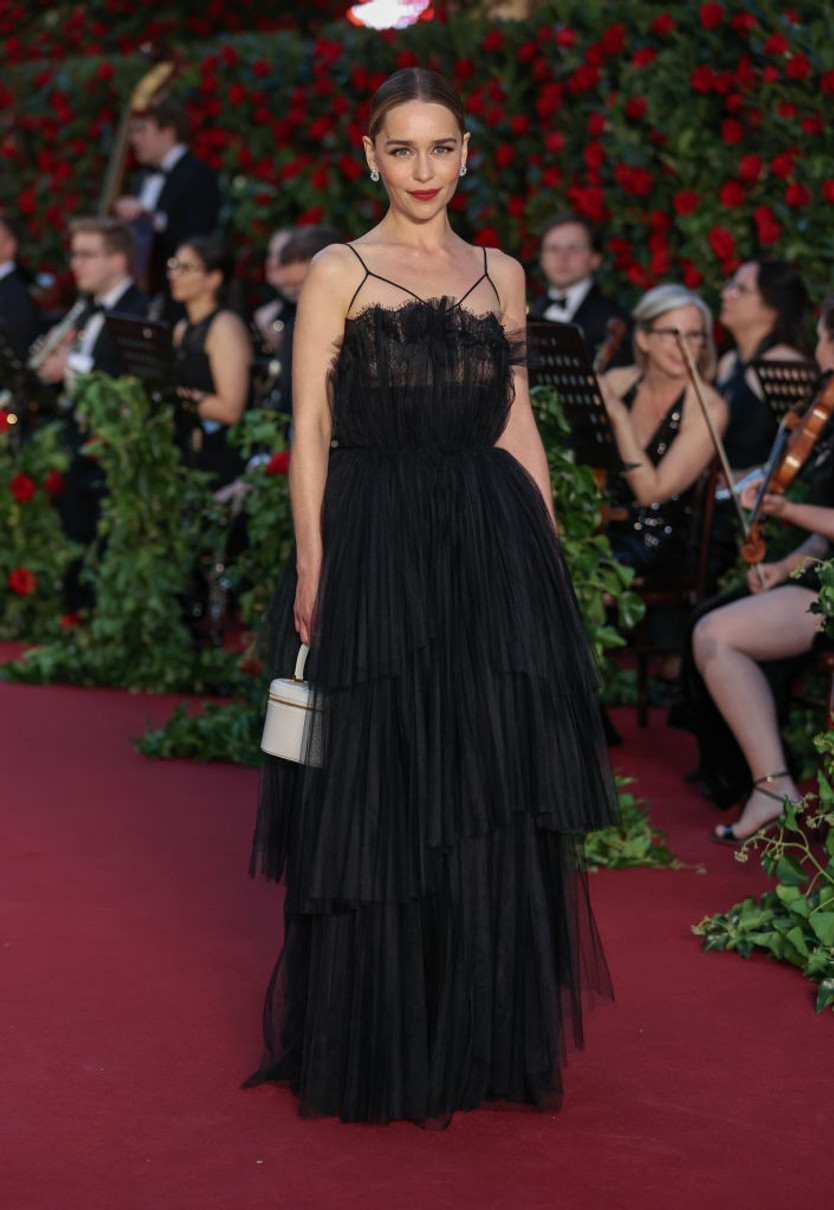 37-річна акторка Емілія Кларк для червоного хідника обрала чорну багатошарову сукню
