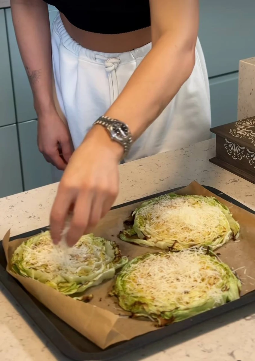 Наостанок посипаємо стейки пармезаном і знов на кілька хвилин відправляємо в духовку