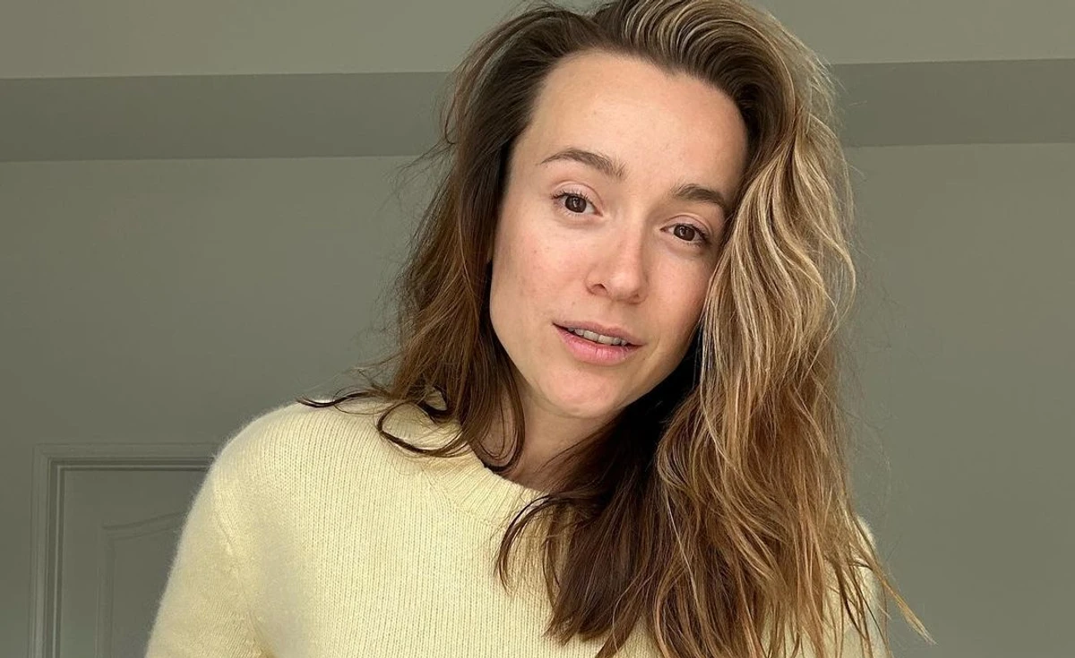 Анастасія Коротка позує для фото