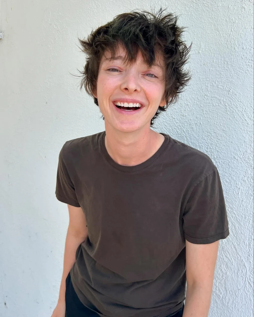 Емма Дюмон небінарна