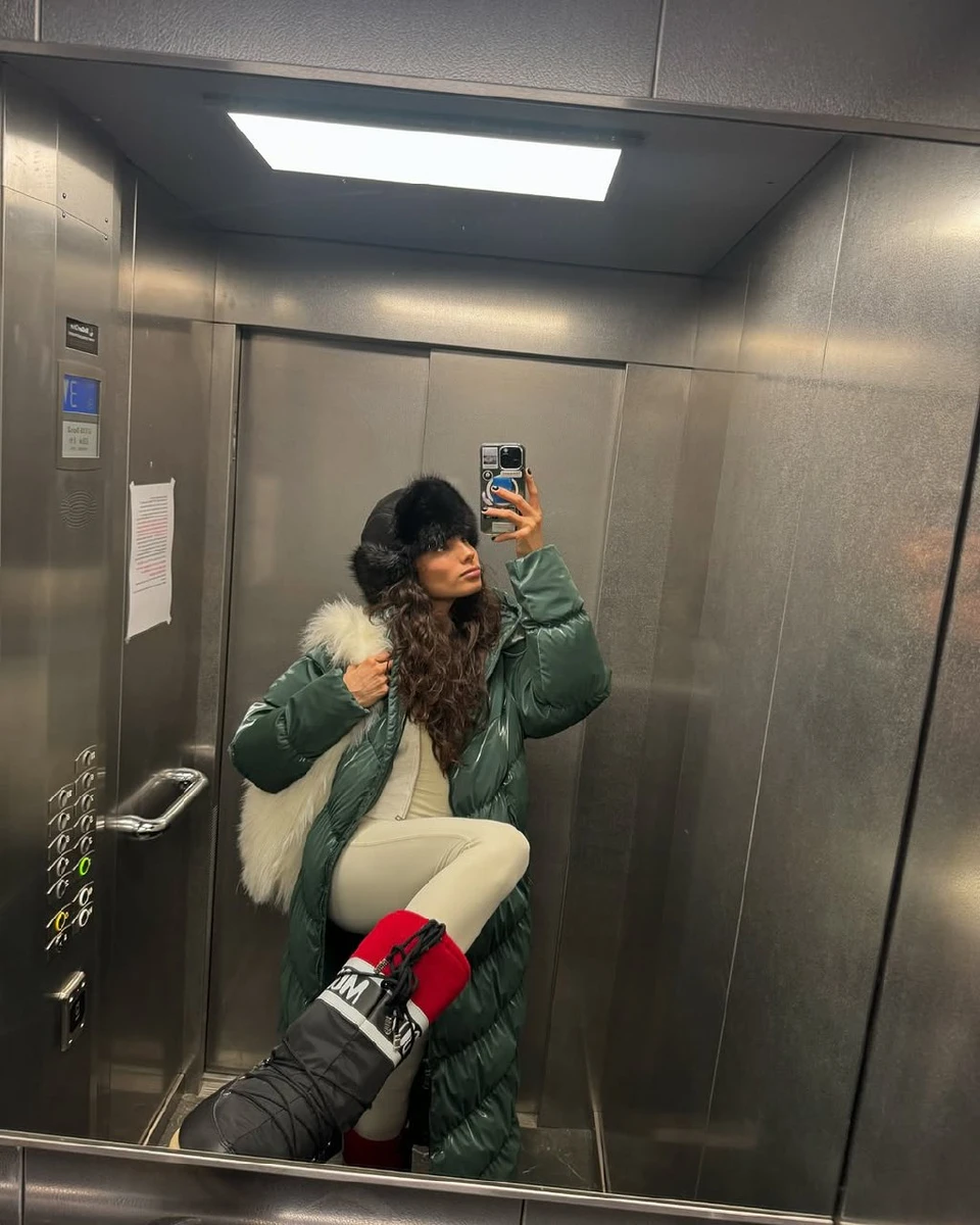 Схоже, виконавиця з тих, хто любить зиму і вміє виглядати стильно навіть з багатьма шарами одягу