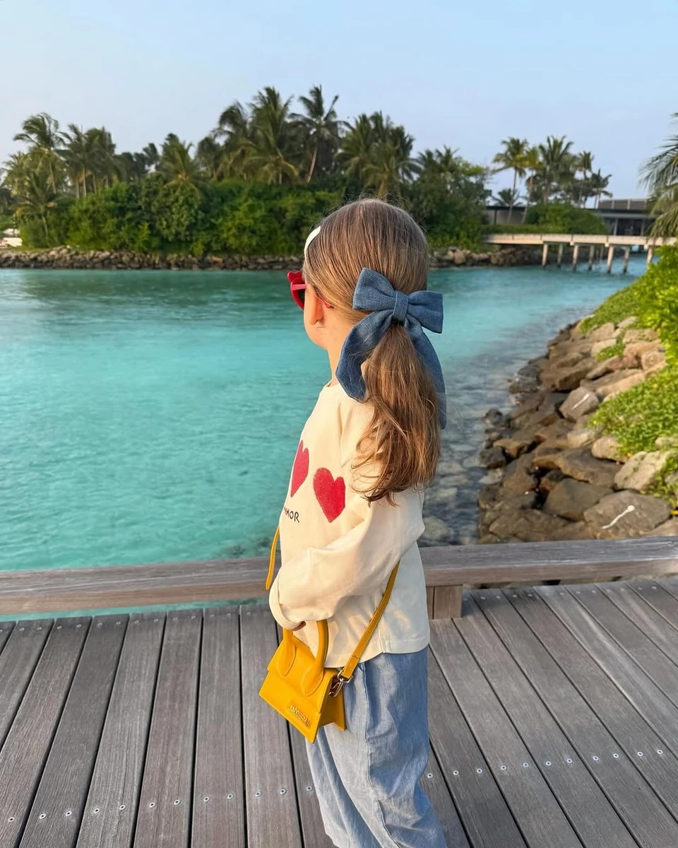 Донька Зінченка відпочиває біля океану