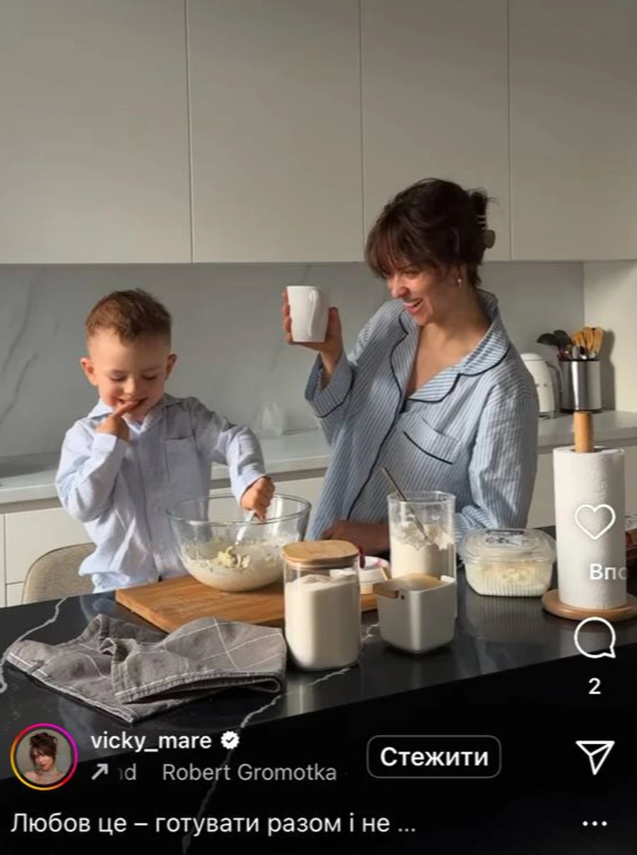Вікторія Маремуха вчить сина куховарити