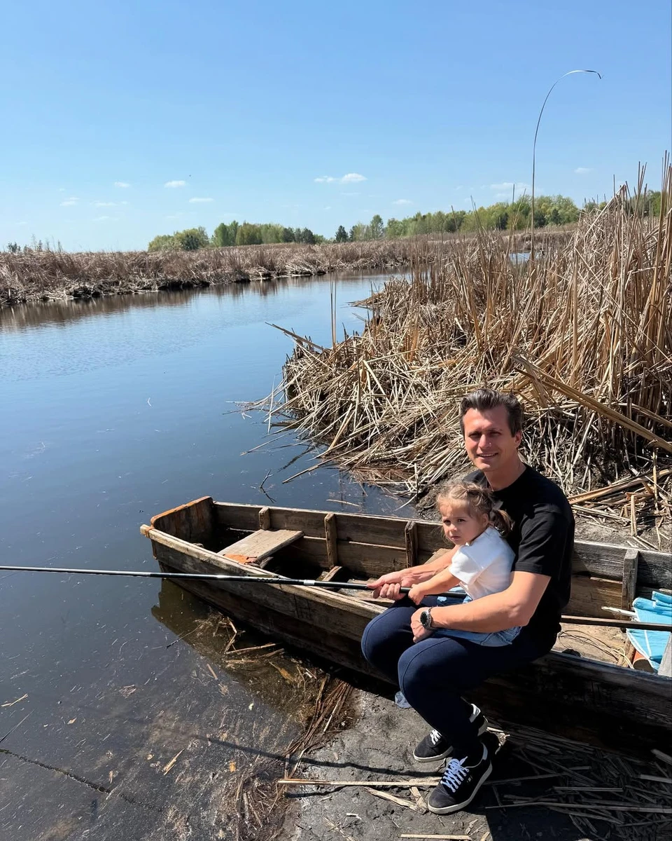 Олександр Скічко обійняв наймолодшу доньку біля водойми