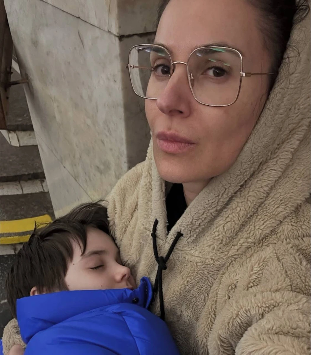 Єфросиніна з сином у метро