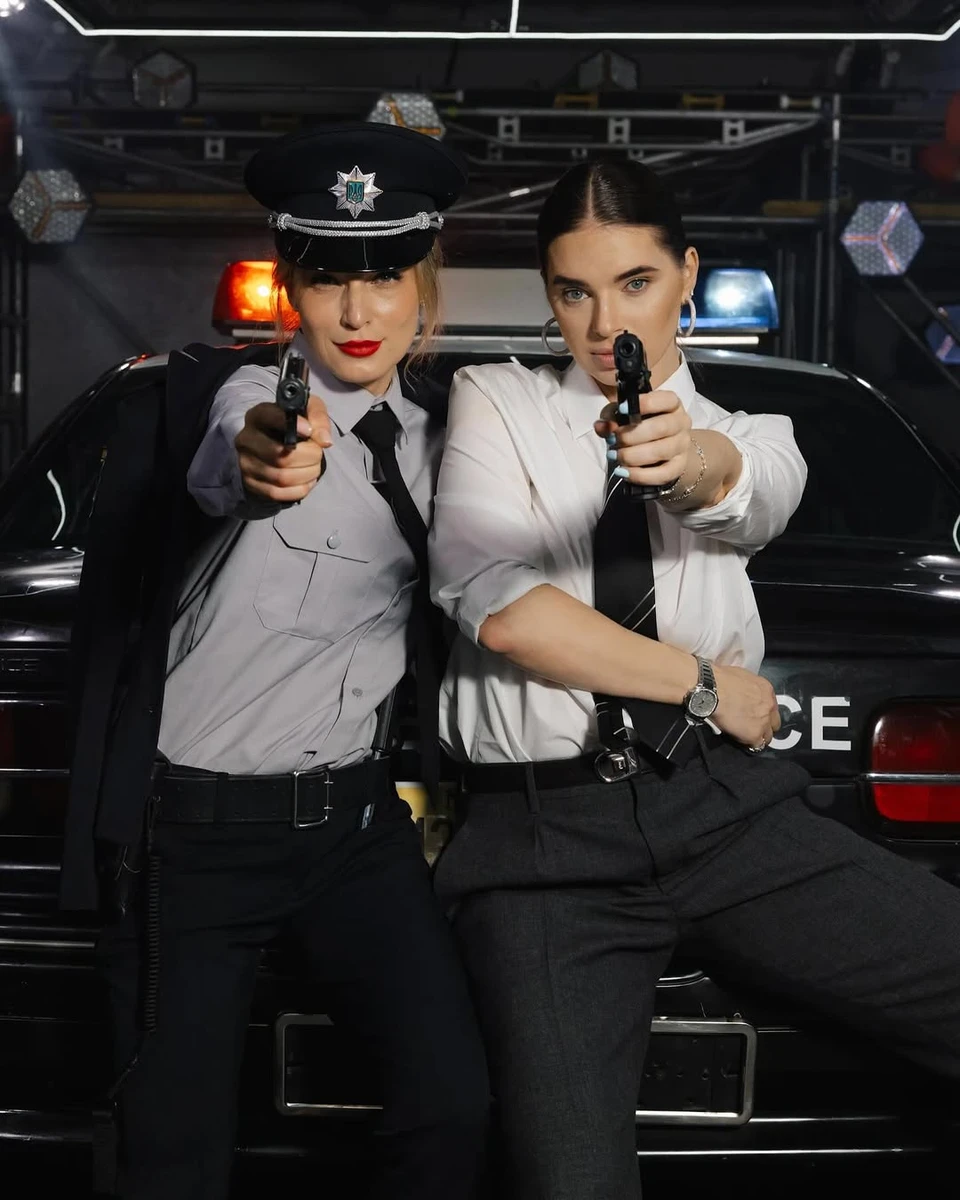 Дружина Усика зі зброєю попозувала в образі поліцейської