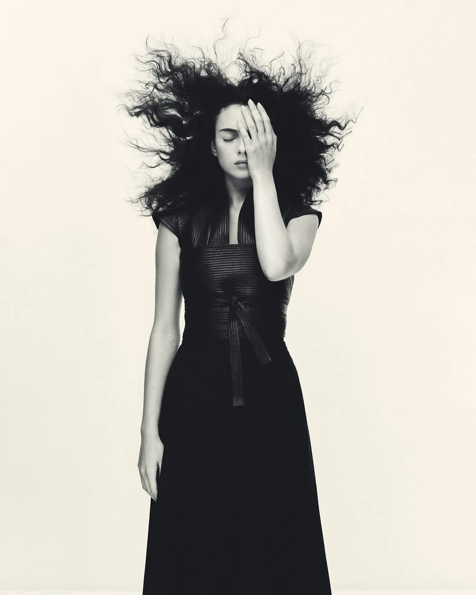 Дева Кассель в елегантній сукні ефектно попозувала для глянцю