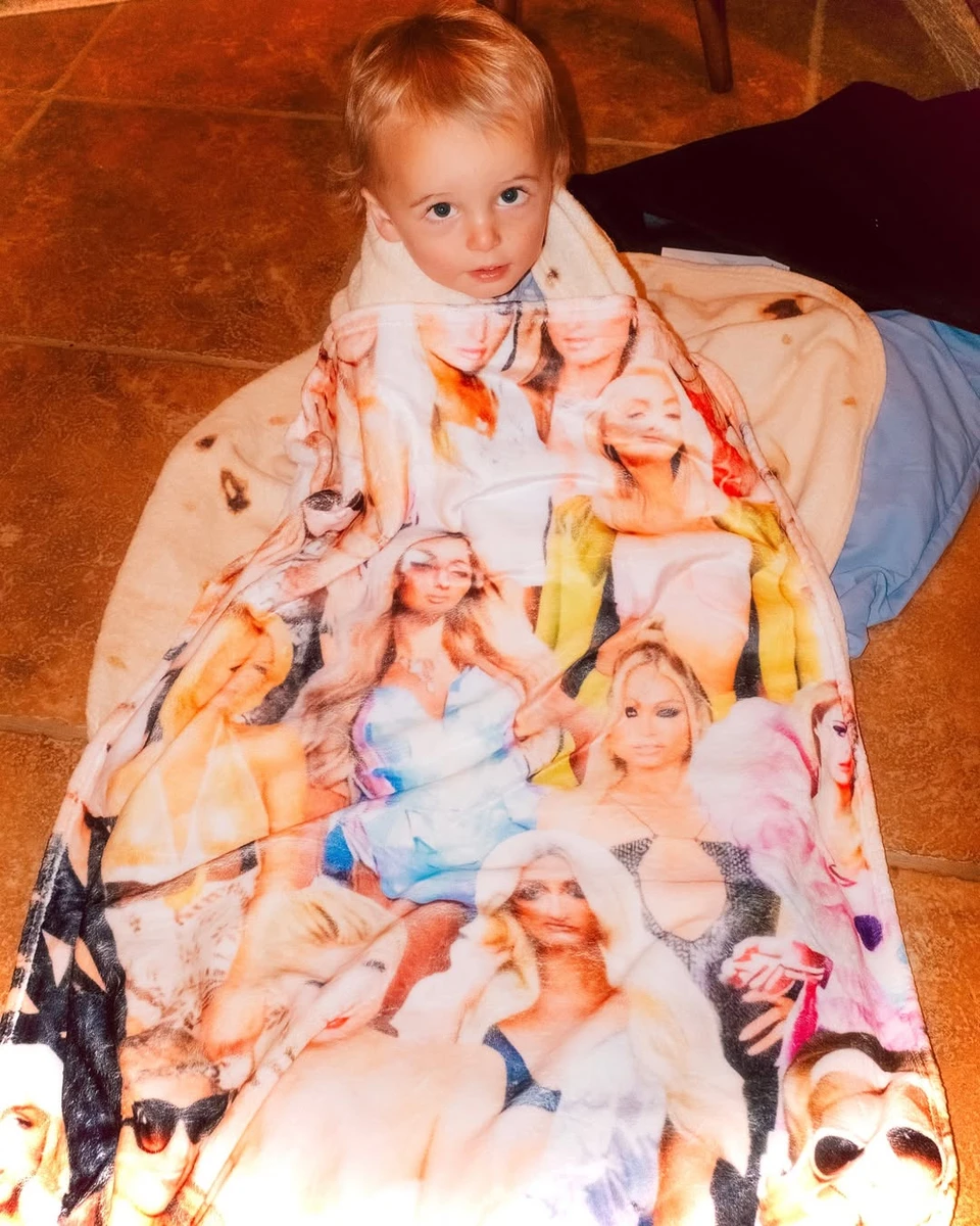 Син Періс Хілтон у ковдрі з її фото