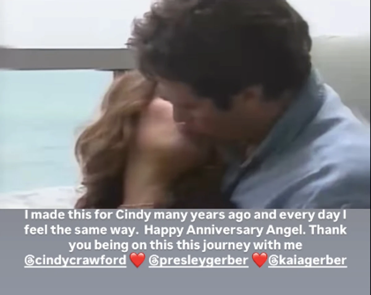 Сінді Кроуфорд розцілувала чоловіка для відео